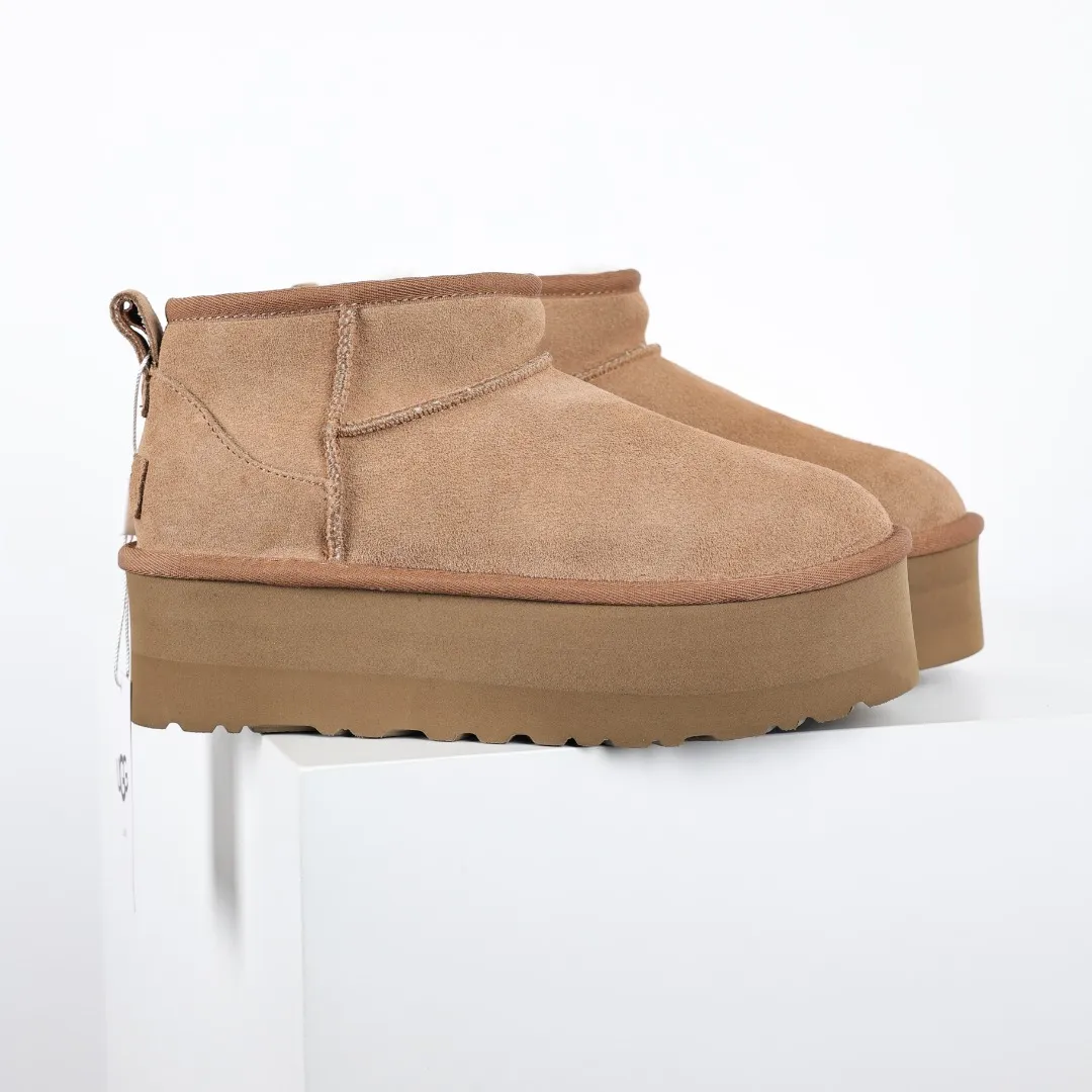 Pick up locally 💰560 Core recommended good price In the new year, uug launched a series of styles, which are partially geared towards the preferences of young consumers and have also moved to the forefront of fashion trends. Shoe body material: water-repellent coated suede upper, 17mm UGGPURE™ implantable wool insole, lightweight non-slip and comfortable rubber outsole, with brand LOGO and trademark, with full packaging Size: 35 36 37 38 39 40
